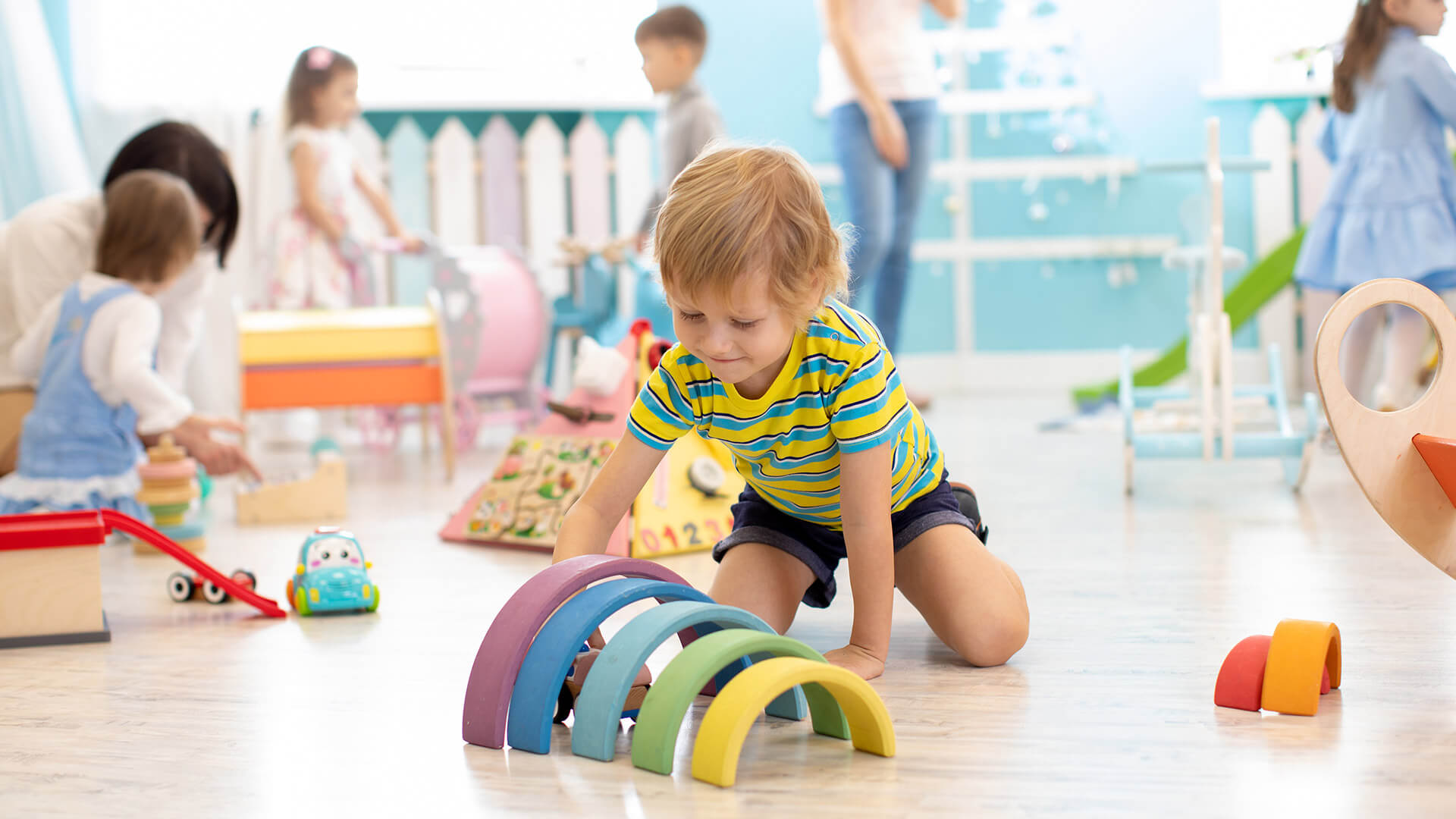 Divertimento e giochi per bambini nel parco giochi al coperto