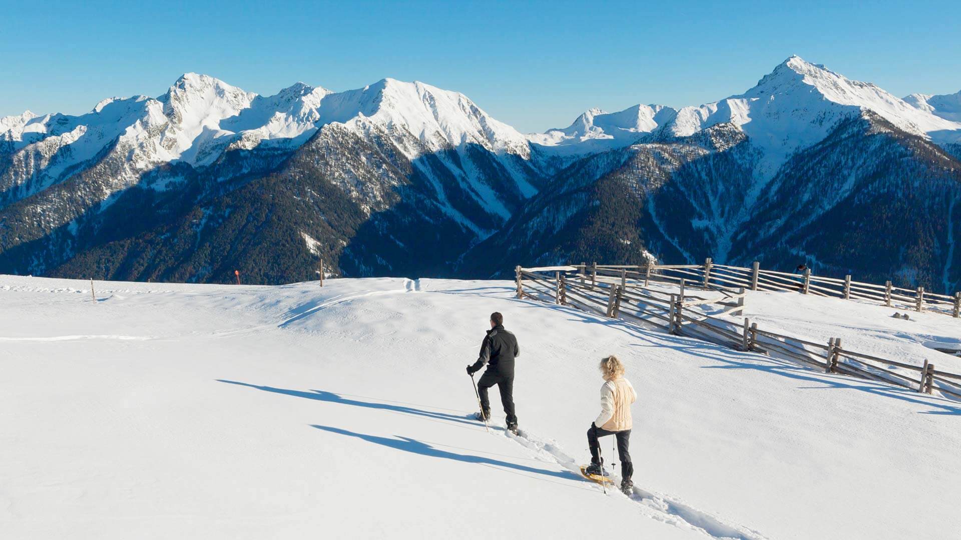 Escursione con le ciaspole - paesaggio invernale innevato