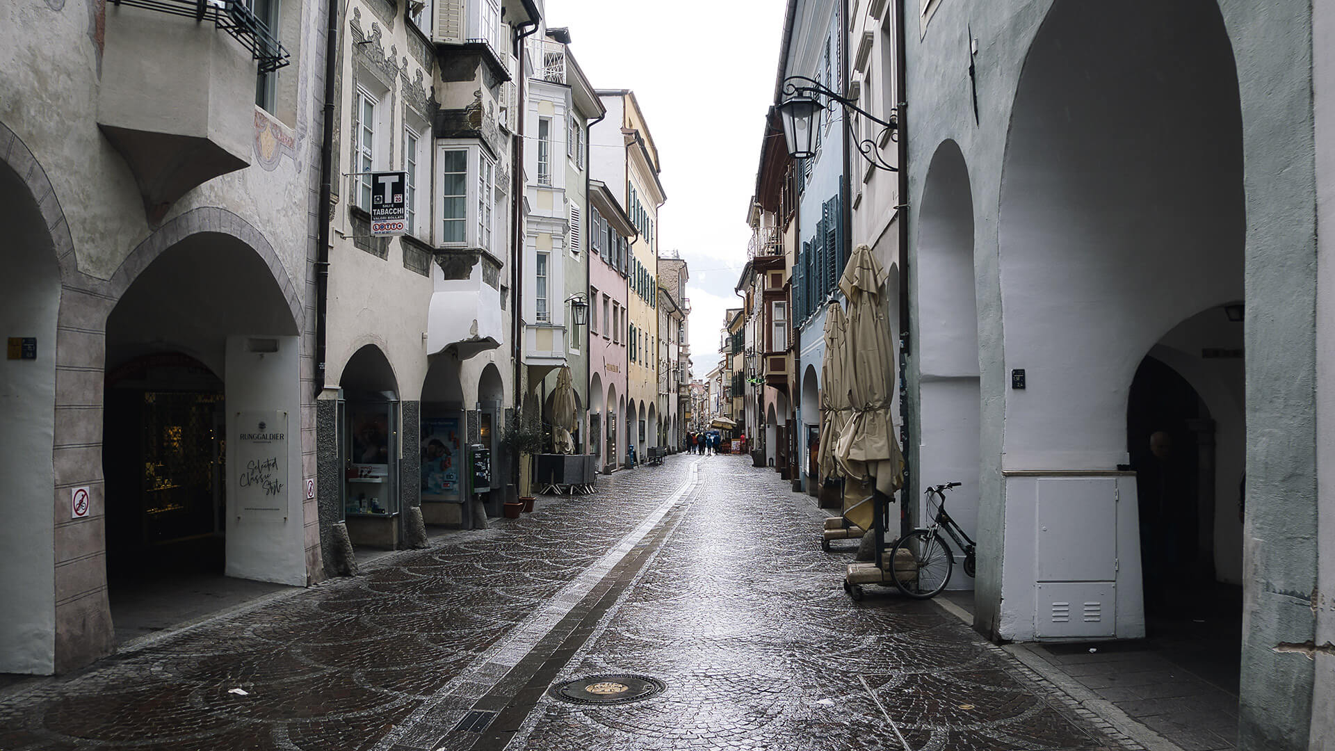 Tempo piovoso sotto i portici di Merano
